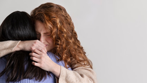 Mujer triste de tiro medio llorando