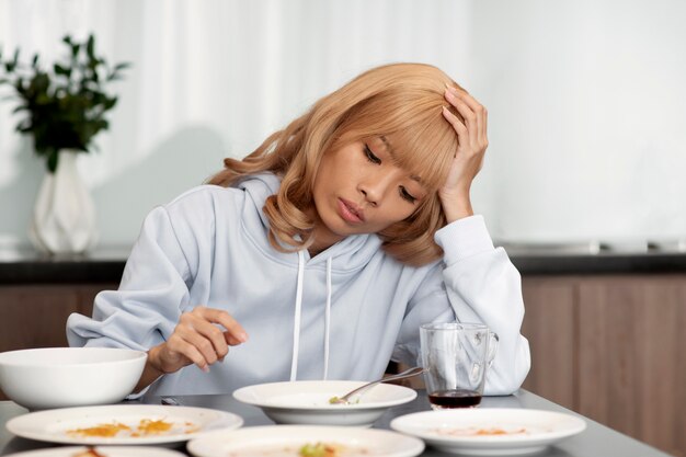 Mujer triste de tiro medio con trastorno alimentario