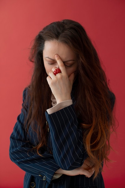 Mujer triste de tiro medio