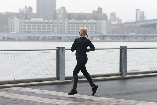 Mujer trotando en invierno