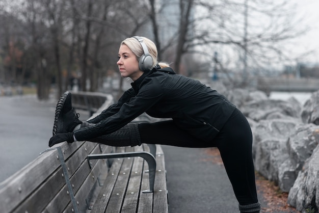 Foto gratuita mujer trotando en invierno