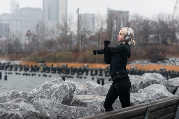 Mujer trotando en invierno