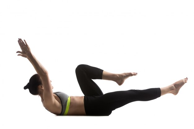 Mujer tumbada haciendo abdominales