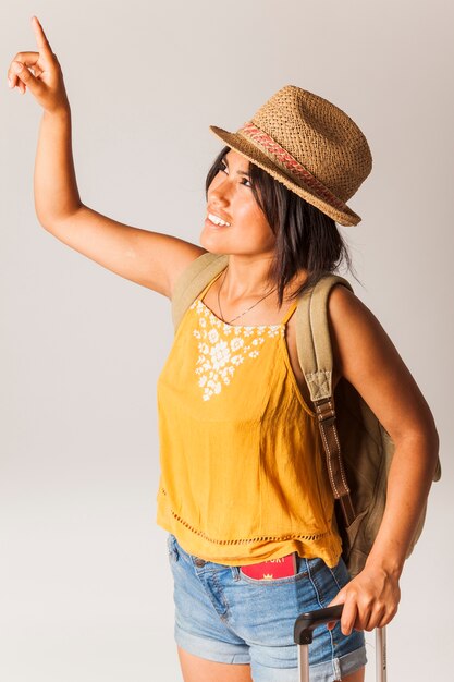 Mujer turista apuntando hacia arriba