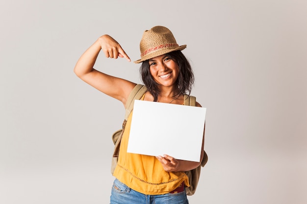 Mujer turista apuntando a papel