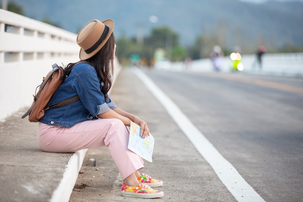 Mujer turista atada la cuerda del zapato