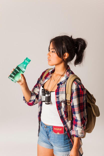 Mujer turista con botella de agua