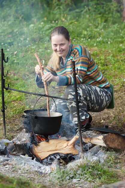 Mujer, turista, cocina, alimento, caldero