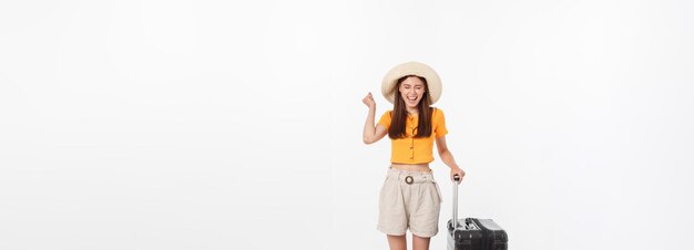 Mujer turista de cuerpo entero feliz mujer joven de pie con maleta con gestos emocionantes aislado
