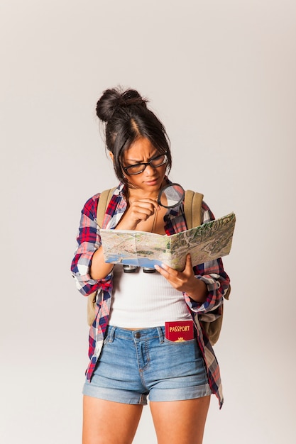 Mujer turista con gafas mirando a mapa