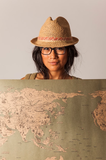 Foto gratuita mujer turista con mapa del mundo