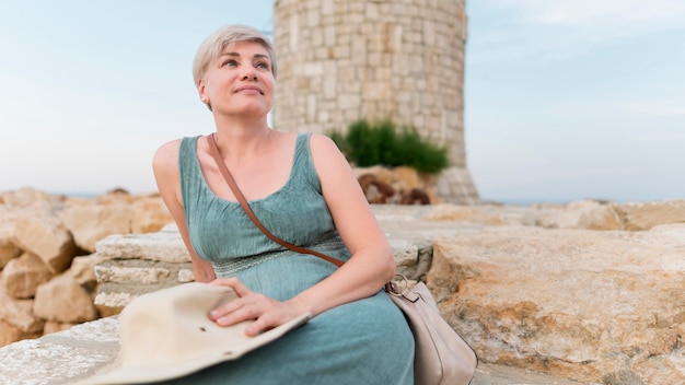 Mujer turista senior con sombrero de playa