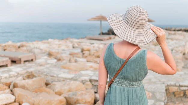 Mujer turista senior con sombrero de playa
