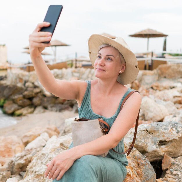 Mujer turista senior tomando selfie