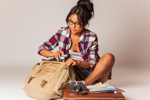 Mujer turista sentada con bolsa