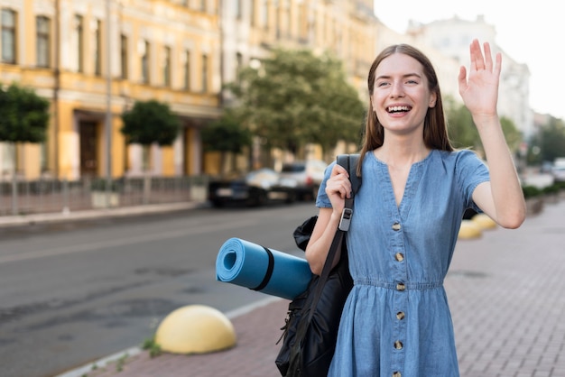 Foto gratuita mujer turista sonriente al aire libre con mochila