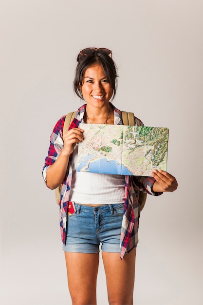 Foto gratuita mujer turista sonriente sujetando mapa