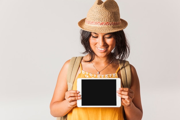 Foto gratuita mujer turista con tablet