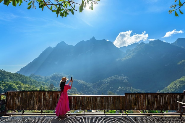 Mujer turista tomando fotos de las montañas Doi Luang Chiang Dao, Chiang Mai, Tailandia.