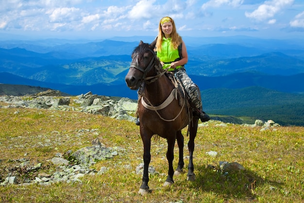 Mujer turística a caballo