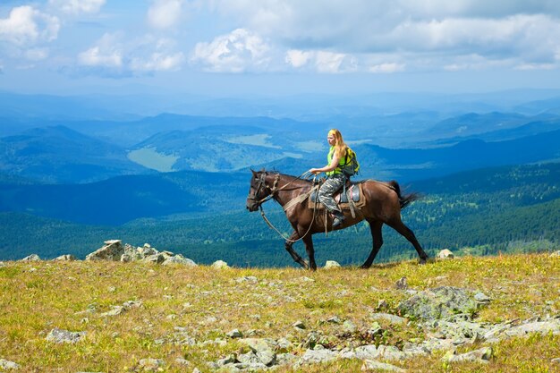 Mujer turística a caballo