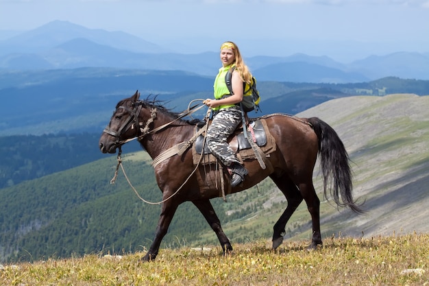 Mujer turística a caballo