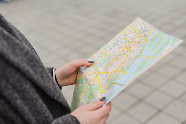 Mujer turística con mapa