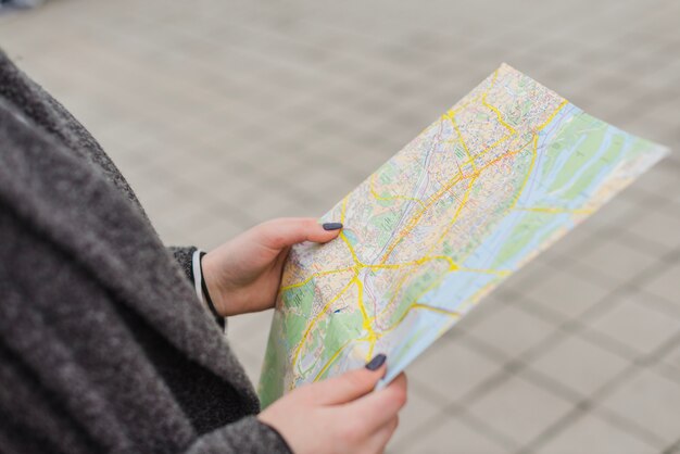 Mujer turística con mapa