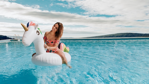 Mujer en unicornio en el agua