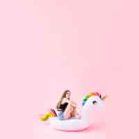 Foto gratuita mujer unicornio inflable