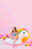 Foto gratuita mujer unicornio inflable