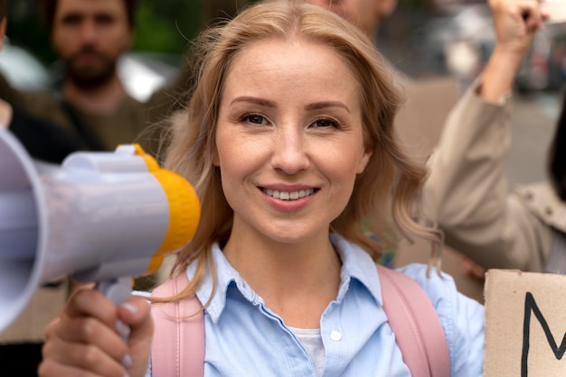 Mujer unirse a una protesta por el calentamiento global