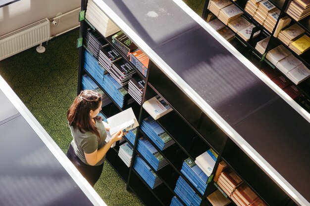 Mujer universitaria en biblioteca