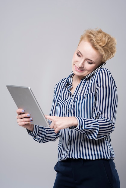 Mujer usando algunas instalaciones móviles