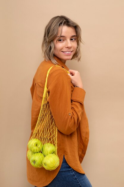 Mujer usando la alternativa de basura cero