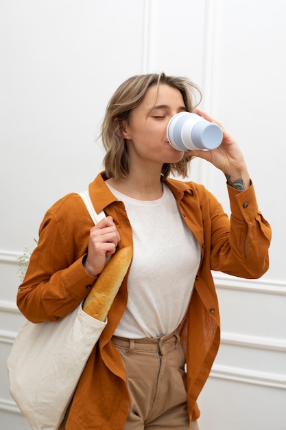 Mujer usando la alternativa de basura cero