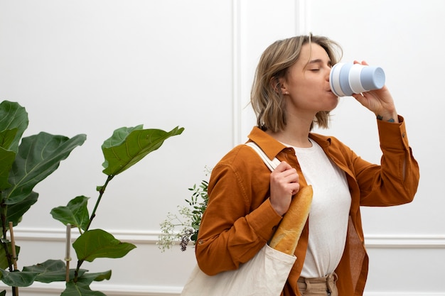 Mujer usando la alternativa de basura cero