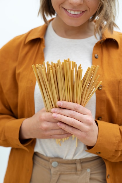 Foto gratuita mujer usando la alternativa de basura cero