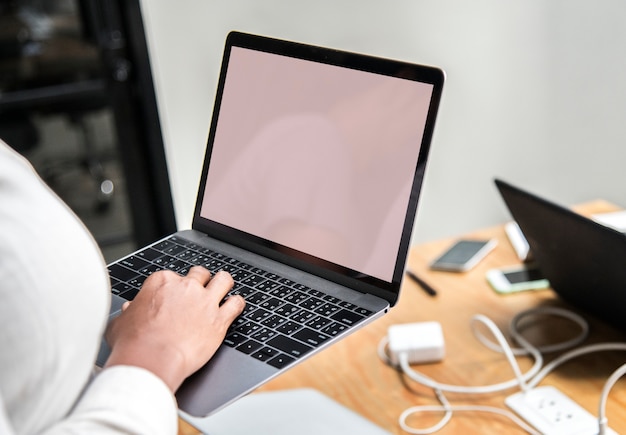 Mujer usando una computadora portátil en una reunión