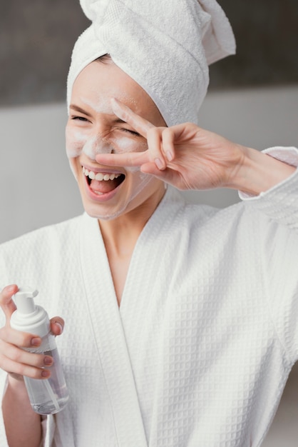 Mujer usando una crema facial blanca