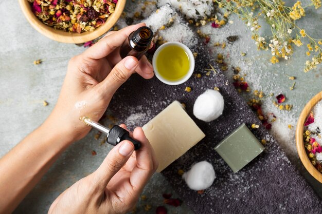 Mujer usando diferentes productos para el cuidado de la piel