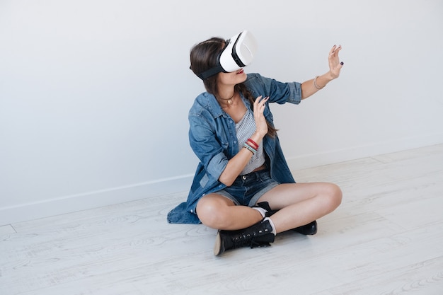 Mujer usando dispositivo VR