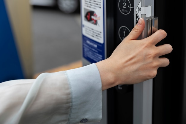 Mujer usando la estación de carga de coches eléctricos