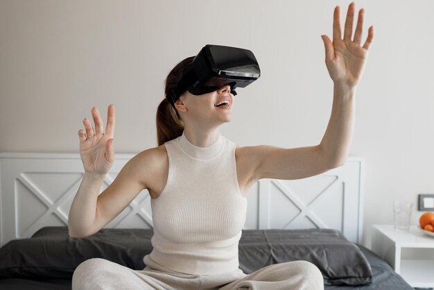 Foto gratuita mujer usando gafas vr en casa