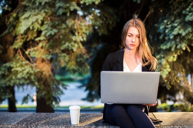 Mujer usando laptop vista frontal