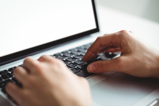 Mujer usando laptop