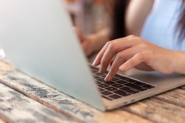 mujer usando laptop