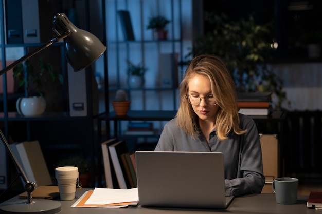 Mujer usando laptop