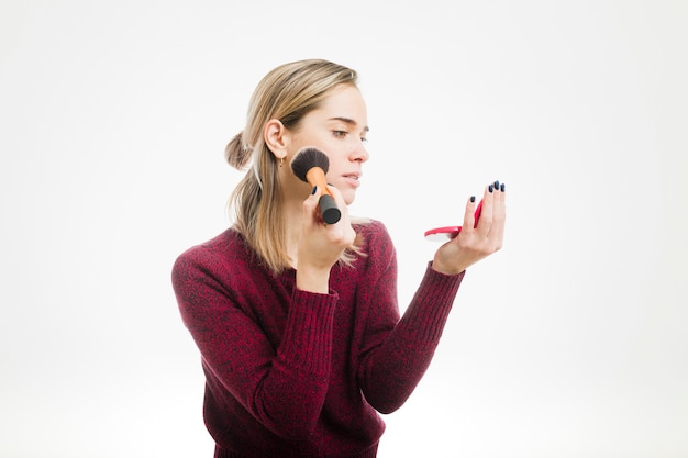 Mujer usando make up