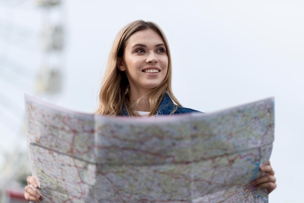 Mujer usando un mapa